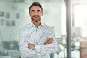 happy business man portrait office us corporate career financial consultant smile person ambition investment 349805237 Forex Demo Hesaplarla Risksiz Yatırım Deneyimi Gerçek para riski olmadan forex işlemi yapmaya başla